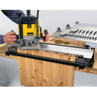 Фрезер мережевий DeWALT DW625E