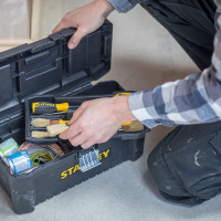 Ящик ESSENTIAL пластиковий з металевими застібками, розмір 316x156x128 мм (12.5 ) STANLEY STST1-75515